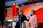 明公断手拉儿女泪连连
