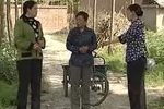 两个嫂子打小姑抢粮食